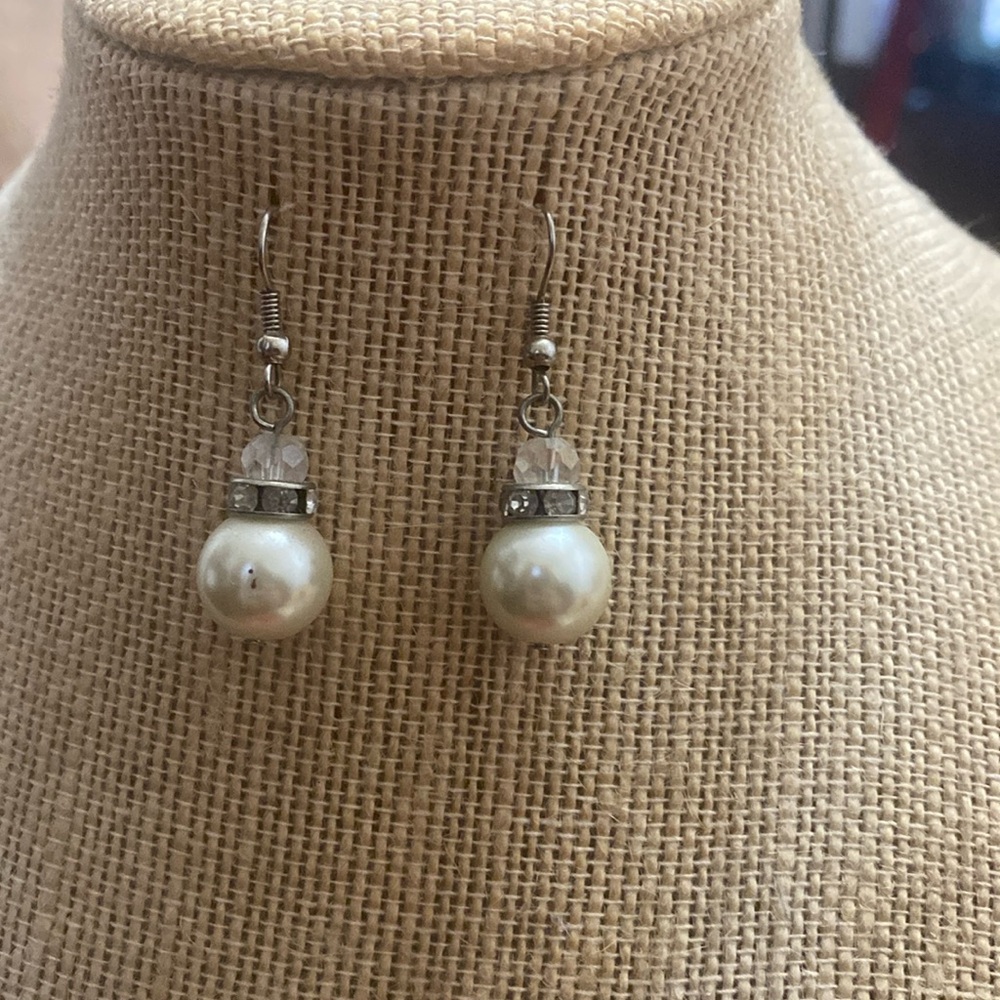 Handmade pearl earring.